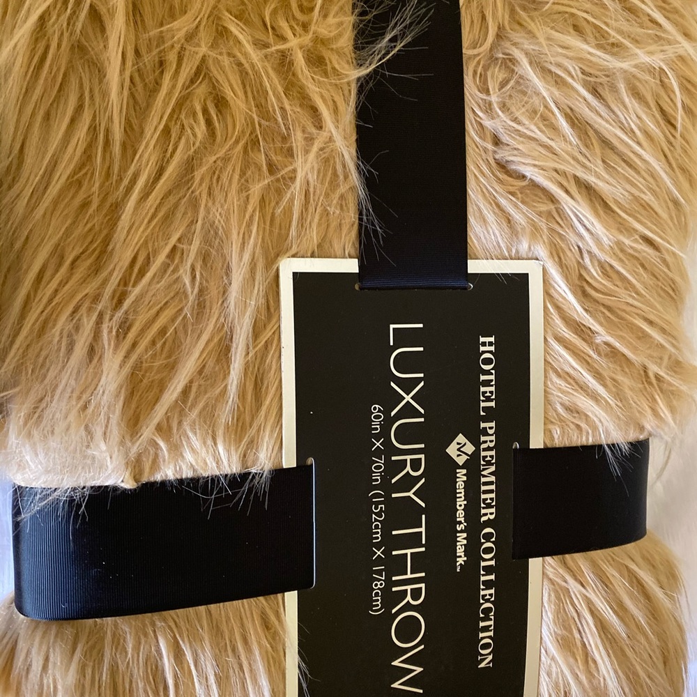Brand New Member's Mark Luxury Faux Fur Throw double layered 60”x70”